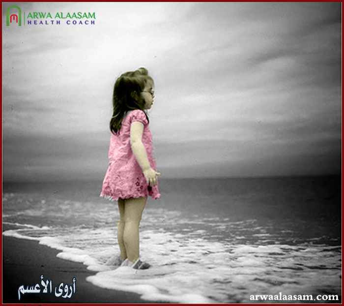 أقف على شاطيء أتأمل