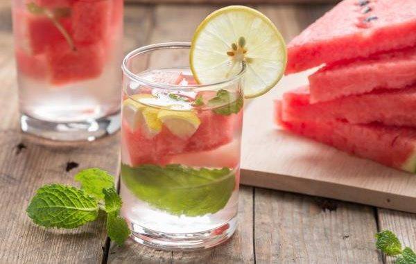 مكعبات البطيخ الأحمر بعصير الليمون