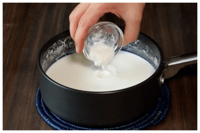 اضافة الزبادي الحامض إلى الحليب الدافئ